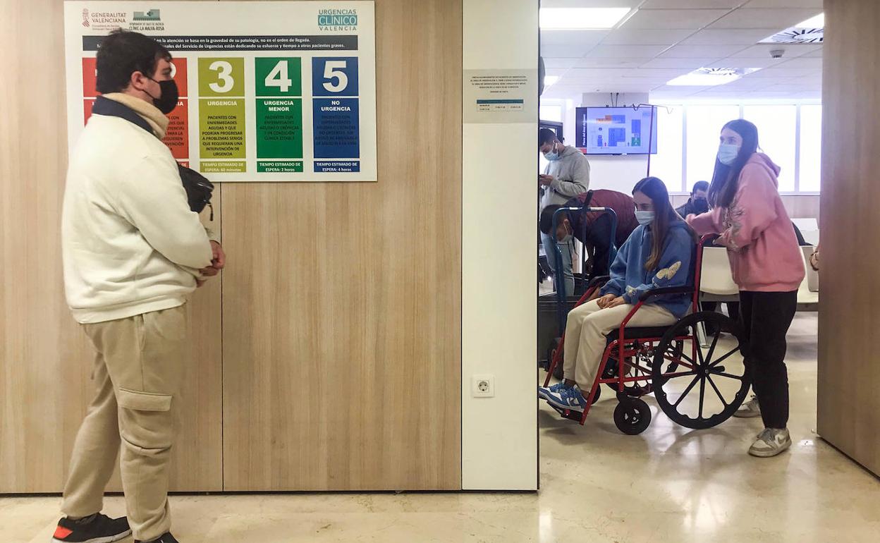 Pacientes y familiares en una sala de espera del hospital Clínico de Valencia.