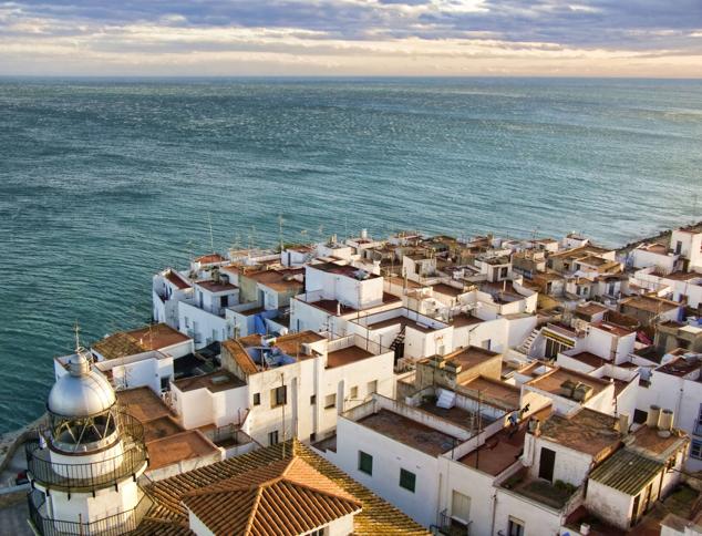 Peñíscola (Castellón).Con forma de islote, Peñíscola destaca por la Iglesia de Santa María, El Bufador, la Casa de las Conchas y sus idílicas playas cristalinas. 