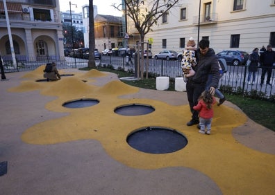 Imagen secundaria 1 - El alcalde Joan Ribó, conversando con los vecinos, y nuevas zonas de juego en la plaza Virgen del Castillo. 