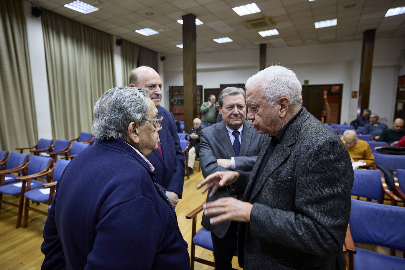 El valencianismo pide un paso al frente de los políticos y apuesta por el viejo Mestalla. Coincidieron en esta corriente tanto el expresidente Paco Roig como el vicepresidente de Libertad VCF, Dionisio Canales, así como los periodistas y colaboradores de este diario Paco Lloret y Cayetano Ros. Ellos, moderados por el jefe de Información, Hector Esteban.