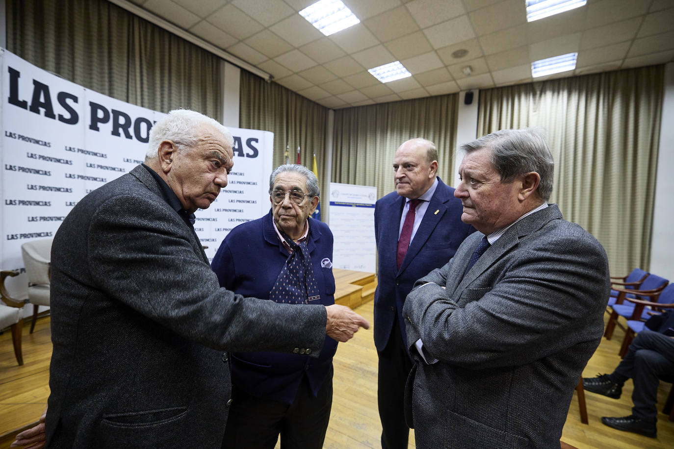 El valencianismo pide un paso al frente de los políticos y apuesta por el viejo Mestalla. Coincidieron en esta corriente tanto el expresidente Paco Roig como el vicepresidente de Libertad VCF, Dionisio Canales, así como los periodistas y colaboradores de este diario Paco Lloret y Cayetano Ros. Ellos, moderados por el jefe de Información, Hector Esteban.