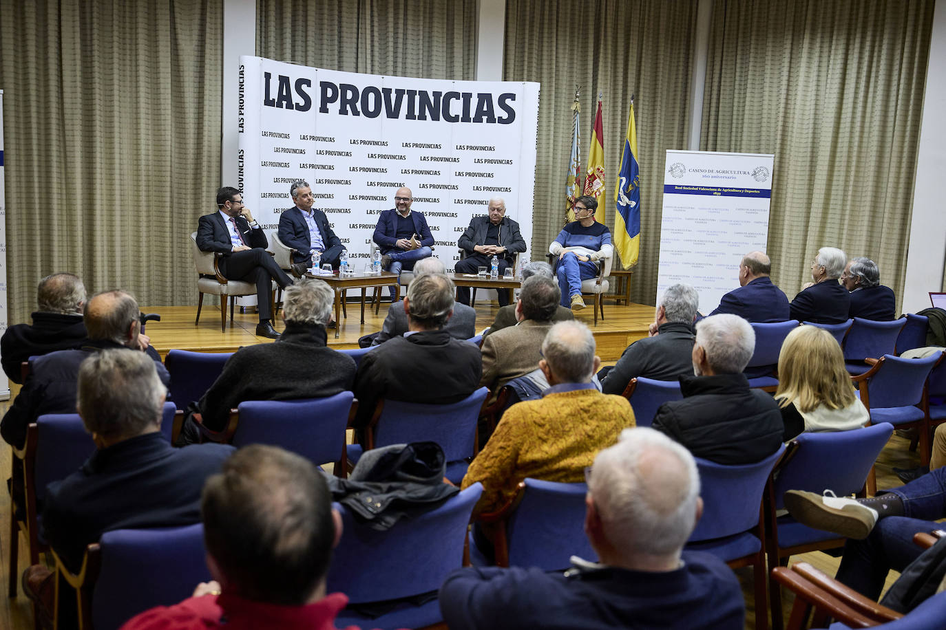 El valencianismo pide un paso al frente de los políticos y apuesta por el viejo Mestalla. Coincidieron en esta corriente tanto el expresidente Paco Roig como el vicepresidente de Libertad VCF, Dionisio Canales, así como los periodistas y colaboradores de este diario Paco Lloret y Cayetano Ros. Ellos, moderados por el jefe de Información, Hector Esteban.