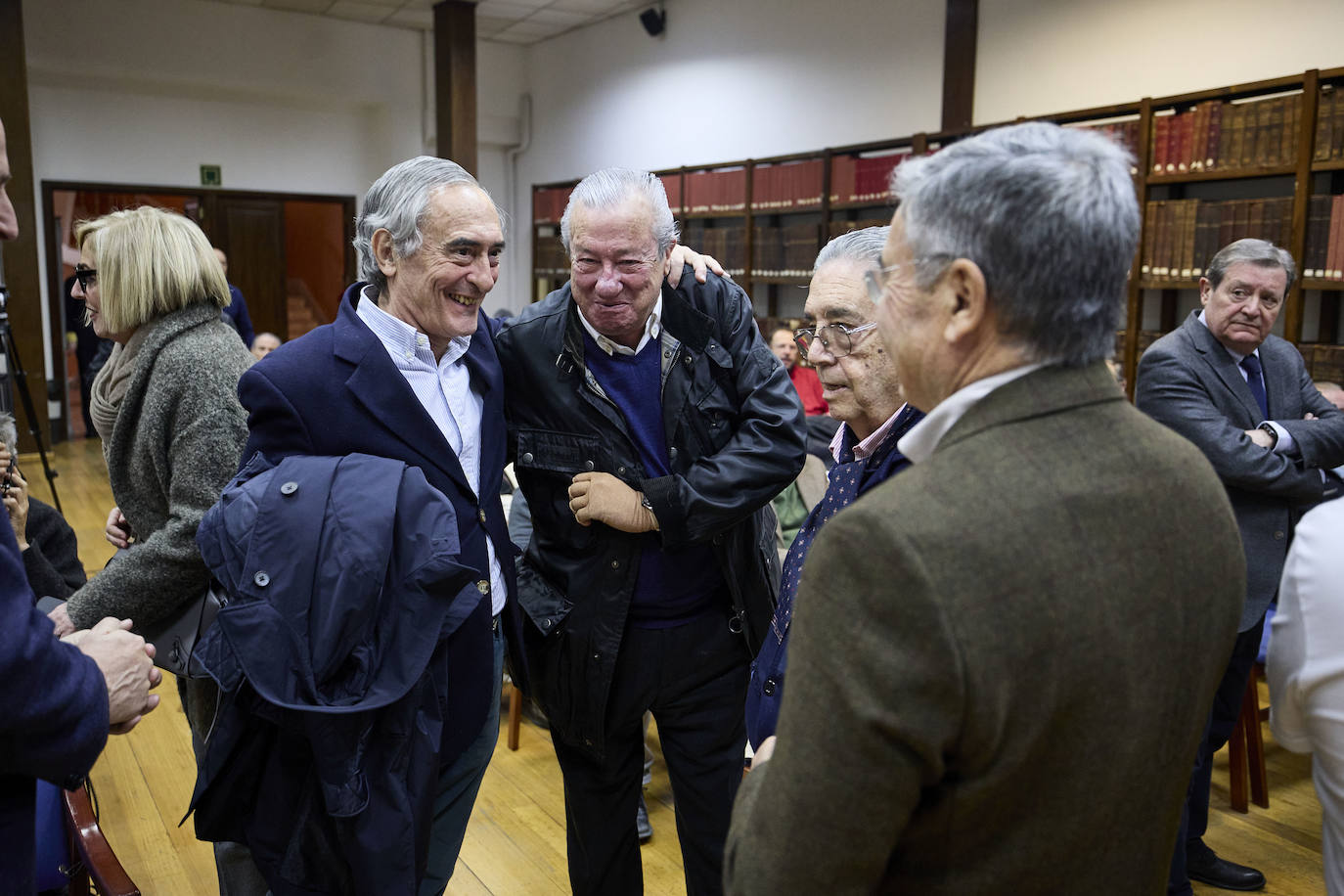 El valencianismo pide un paso al frente de los políticos y apuesta por el viejo Mestalla. Coincidieron en esta corriente tanto el expresidente Paco Roig como el vicepresidente de Libertad VCF, Dionisio Canales, así como los periodistas y colaboradores de este diario Paco Lloret y Cayetano Ros. Ellos, moderados por el jefe de Información, Hector Esteban.