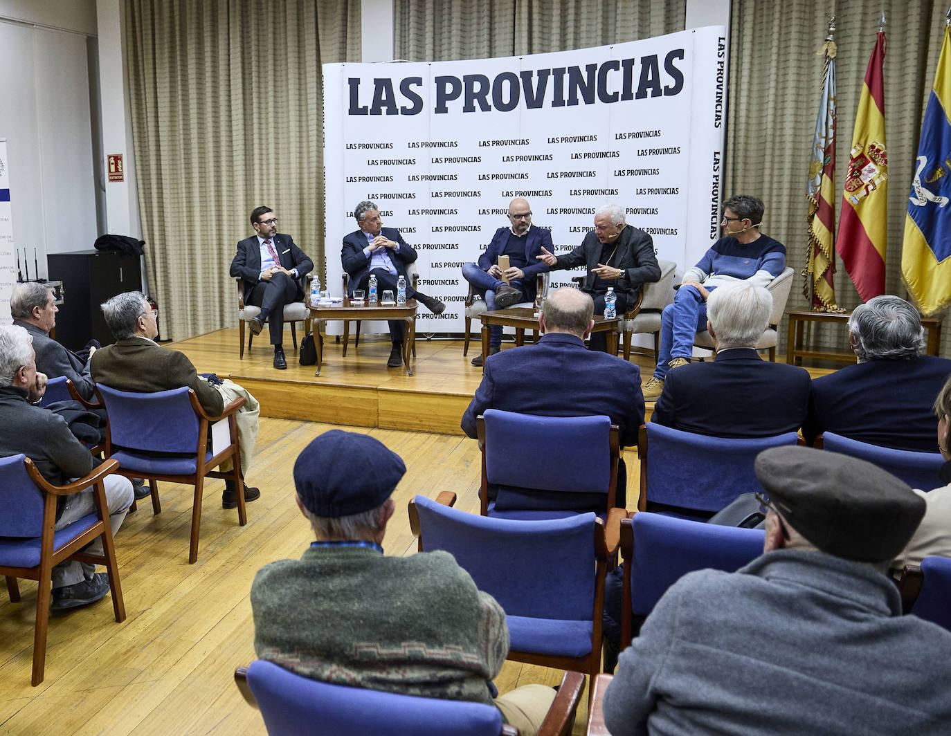 El valencianismo pide un paso al frente de los políticos y apuesta por el viejo Mestalla. Coincidieron en esta corriente tanto el expresidente Paco Roig como el vicepresidente de Libertad VCF, Dionisio Canales, así como los periodistas y colaboradores de este diario Paco Lloret y Cayetano Ros. Ellos, moderados por el jefe de Información, Hector Esteban.