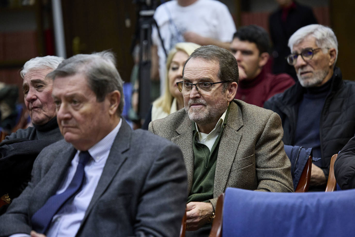 El valencianismo pide un paso al frente de los políticos y apuesta por el viejo Mestalla. Coincidieron en esta corriente tanto el expresidente Paco Roig como el vicepresidente de Libertad VCF, Dionisio Canales, así como los periodistas y colaboradores de este diario Paco Lloret y Cayetano Ros. Ellos, moderados por el jefe de Información, Hector Esteban.