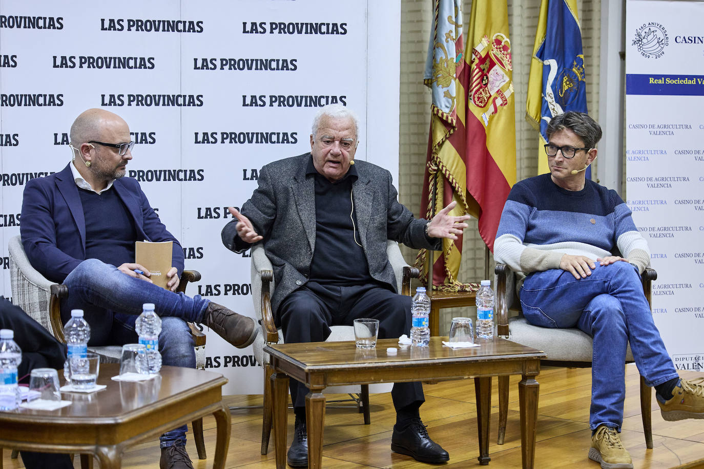 El valencianismo pide un paso al frente de los políticos y apuesta por el viejo Mestalla. Coincidieron en esta corriente tanto el expresidente Paco Roig como el vicepresidente de Libertad VCF, Dionisio Canales, así como los periodistas y colaboradores de este diario Paco Lloret y Cayetano Ros. Ellos, moderados por el jefe de Información, Hector Esteban.