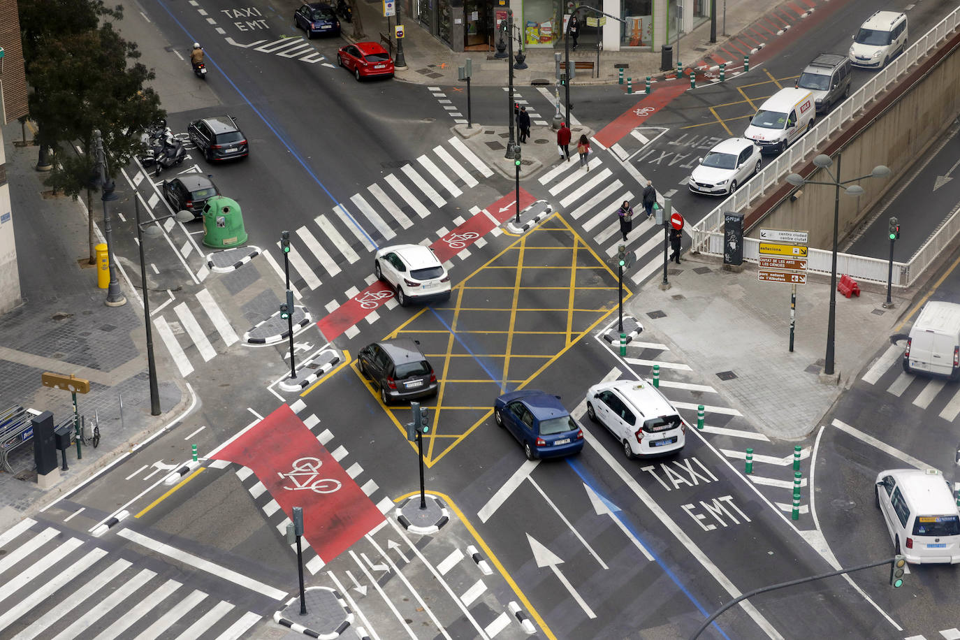 Intersección de avenida del Cid con Pérez Galdós. 