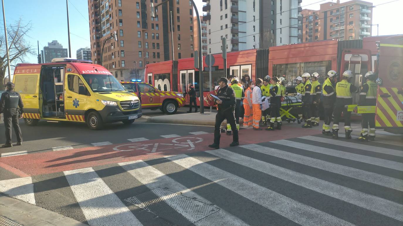 Fotos: Un tranvía descarrila en la avenida Hermanos Maristas de Valencia