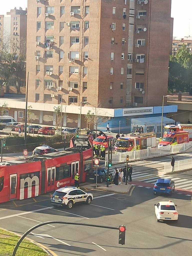 Fotos: Un tranvía descarrila en la avenida Hermanos Maristas de Valencia