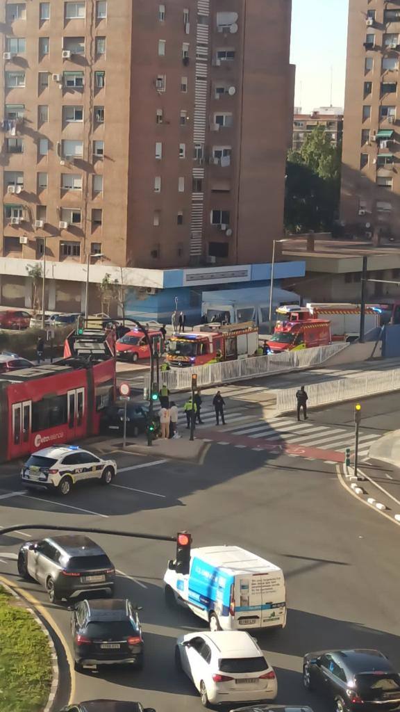 Fotos: Un tranvía descarrila en la avenida Hermanos Maristas de Valencia