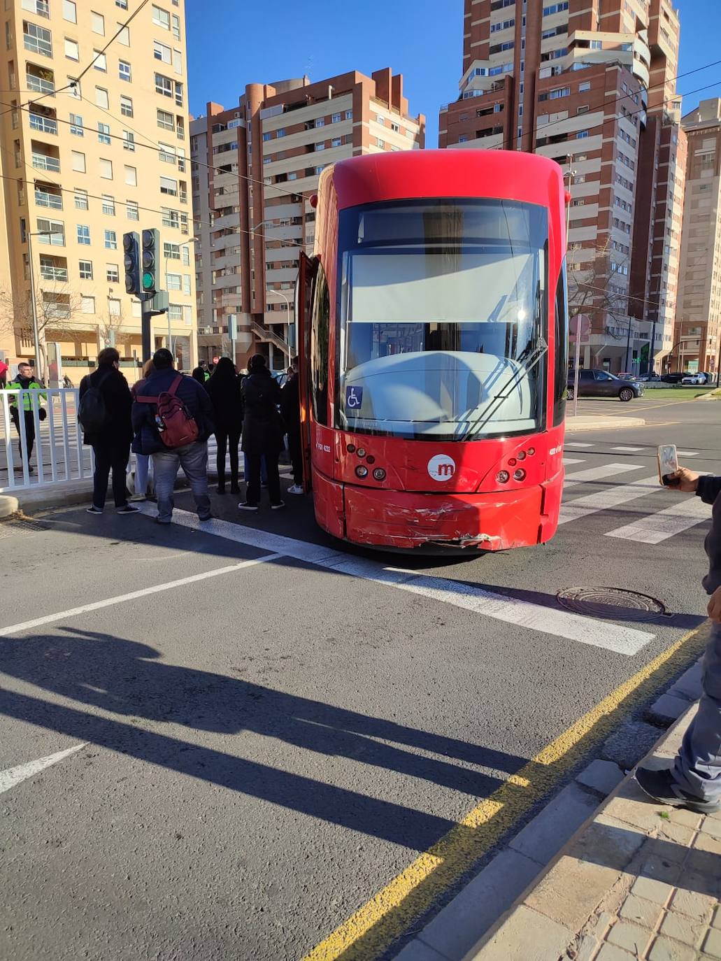 Fotos: Un tranvía descarrila en la avenida Hermanos Maristas de Valencia