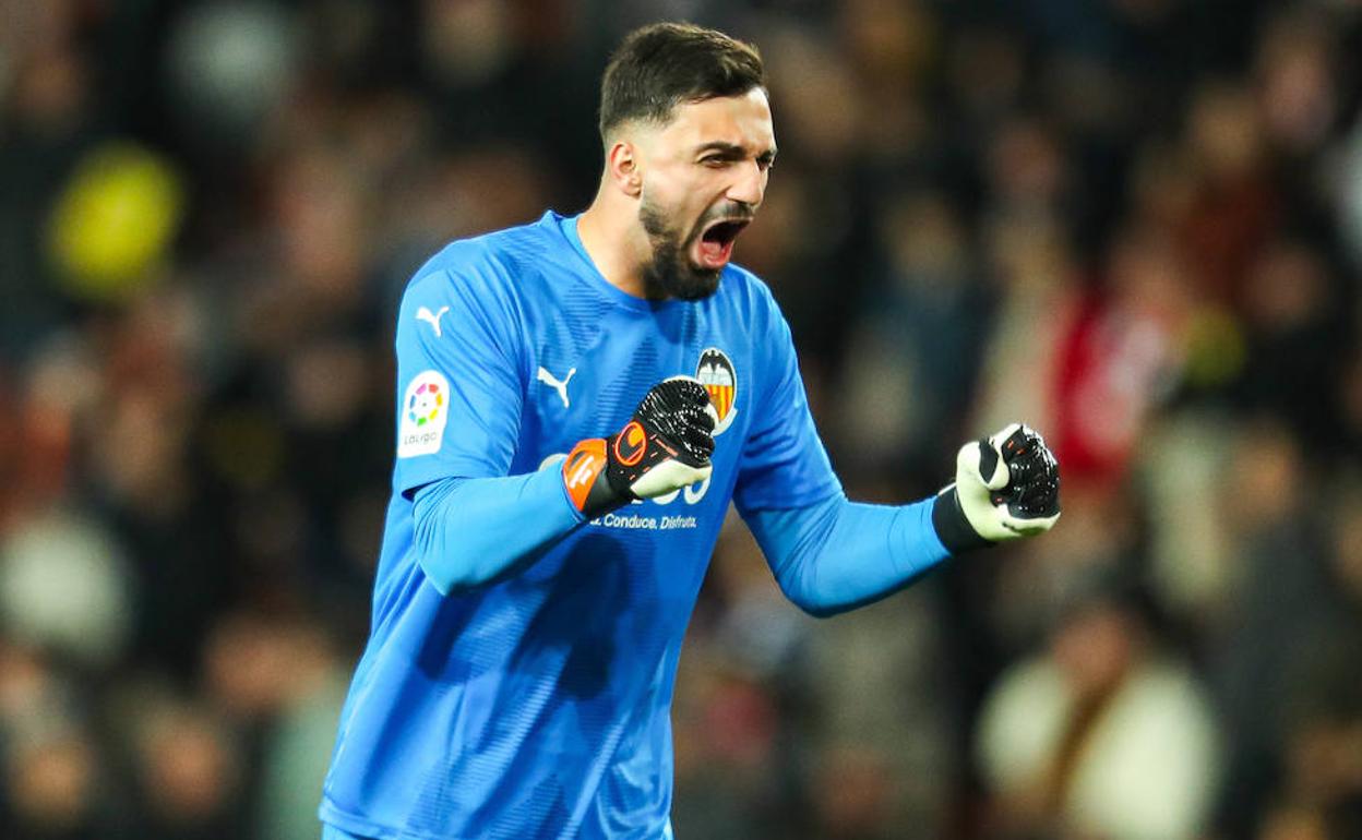 Giorgi Mamardashvili, en un partido del Valencia.