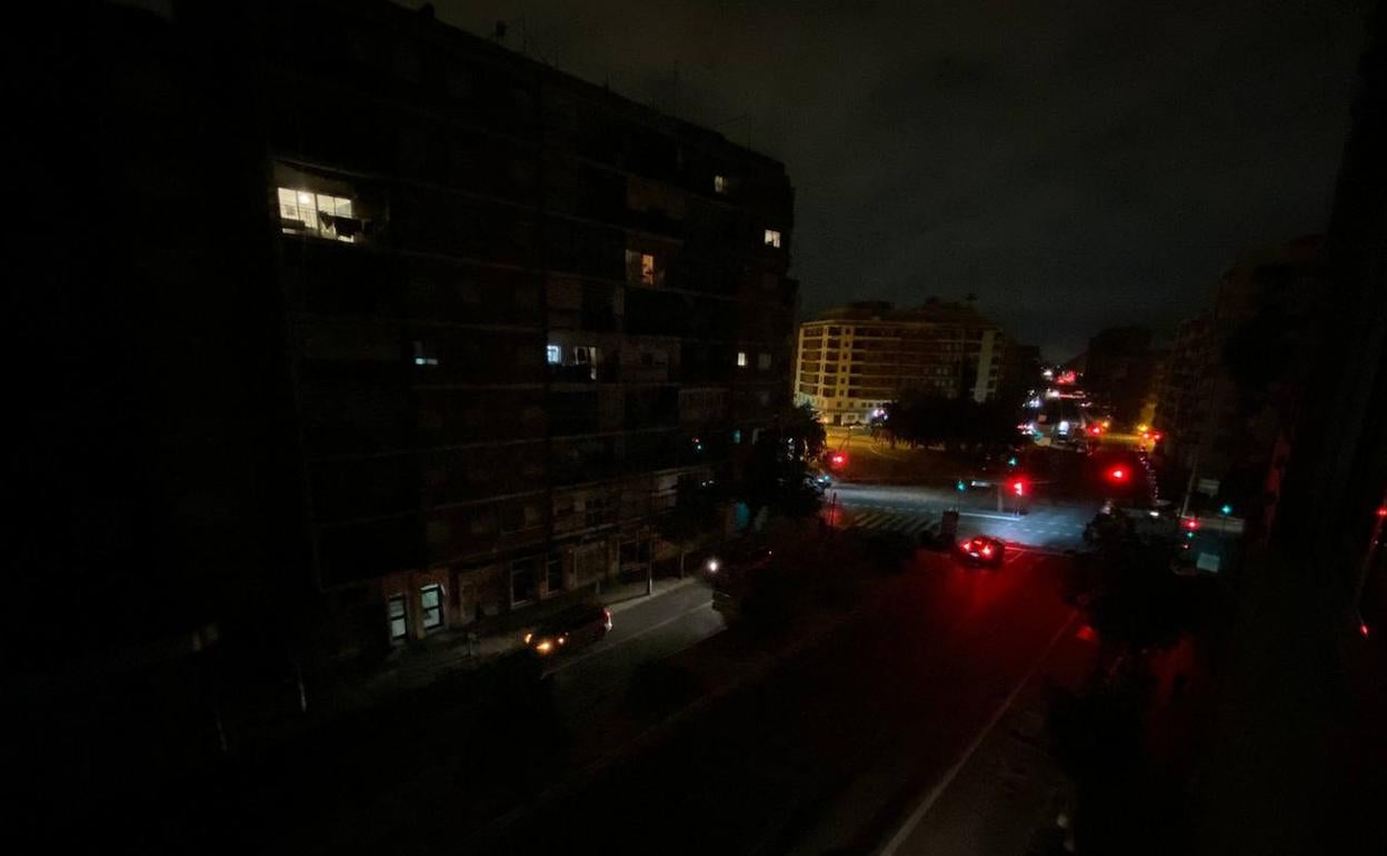 Apagón en una de las calles de Valencia este martes. 