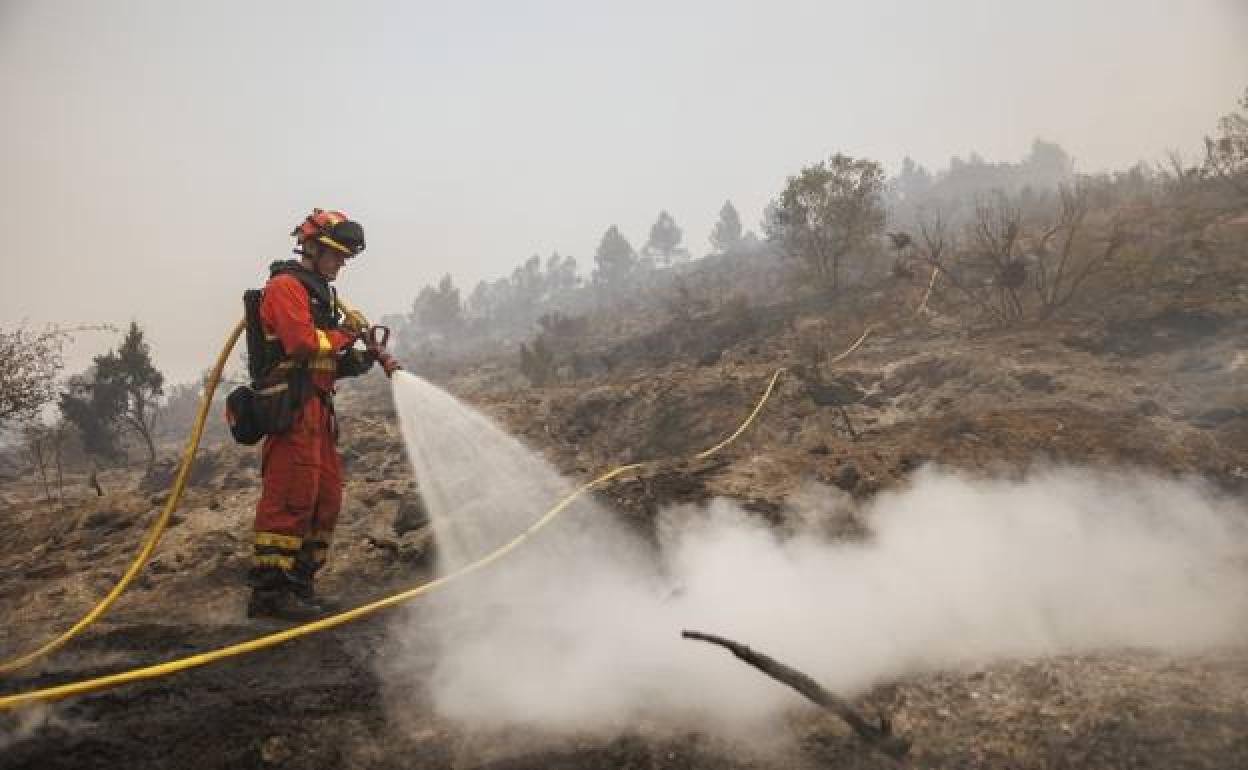 Un bombero, durante las tareas de extinción del fuego en Bejís. 