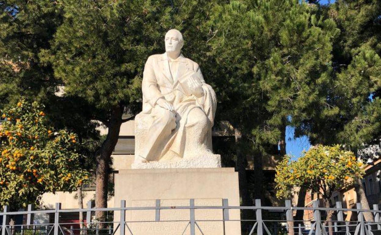 Una escultura de Vicente Blasco Ibáñez. 