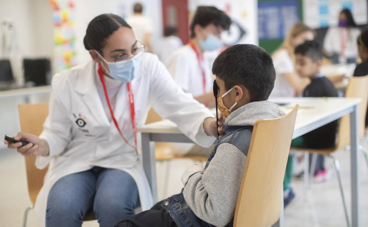 Una óptica atiende a un niño.