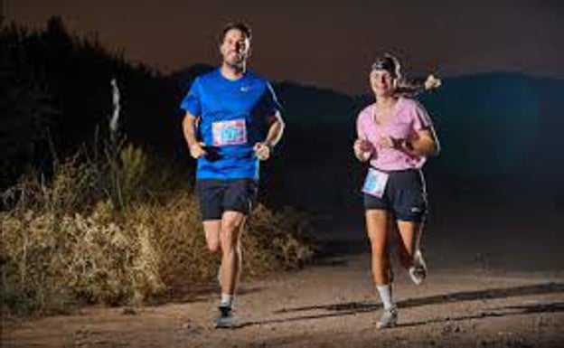 Dos participantes en una prueba nocturna. 