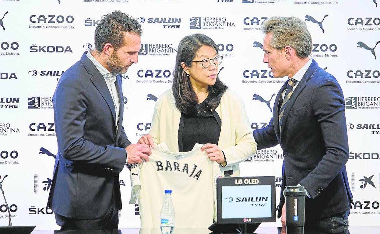 Rubén Baraja, Layhoon y Miguel Ángel Corona, en al presentación del vallisoletano este miércoles en Mestalla.