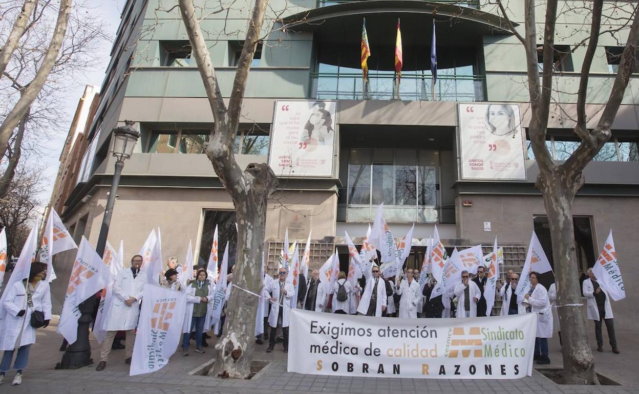 Delegados sindicales de CESM-CV en la protesta a las puertas de la Conselleria de Sanidad, este miércoles.