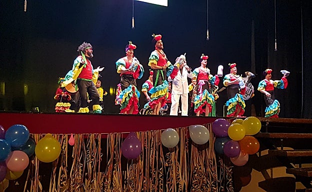 Momento de la actuación de las comparsas en el Teatro. 