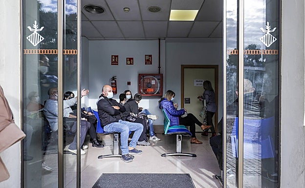 La sobrecarga de urgencias obliga a habilitar hasta tres camas por habitación en el Hospital General de Valencia