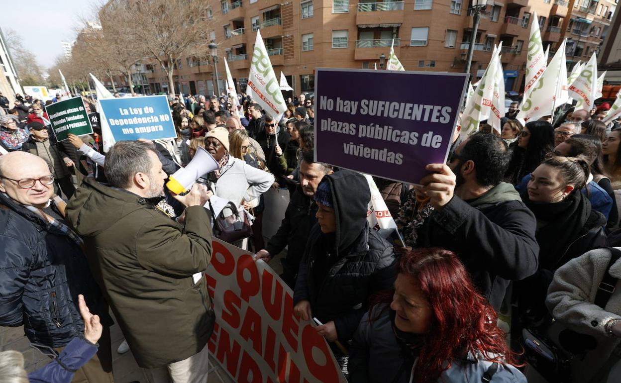 Protesta celebrada este jueves frente a la Conselleria de Igualdad por el recorte de las ayudas para Salud Mental.