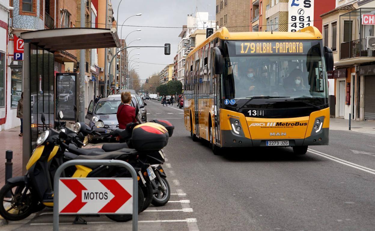 Uno de los autobuses que prestan servicio en l'Horta Sud. 