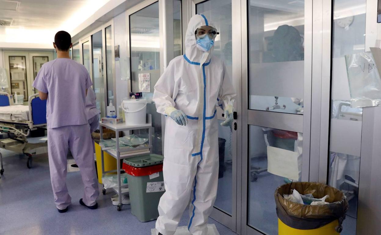 Personal sanitario en una UCI de un hospital valenciano, en una imagen de archivo. 