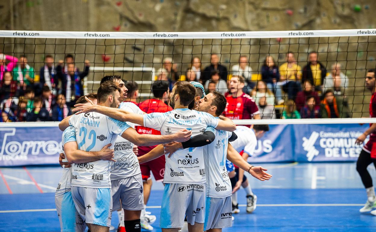 El equipo, celebrando en grupo tras el partido. 