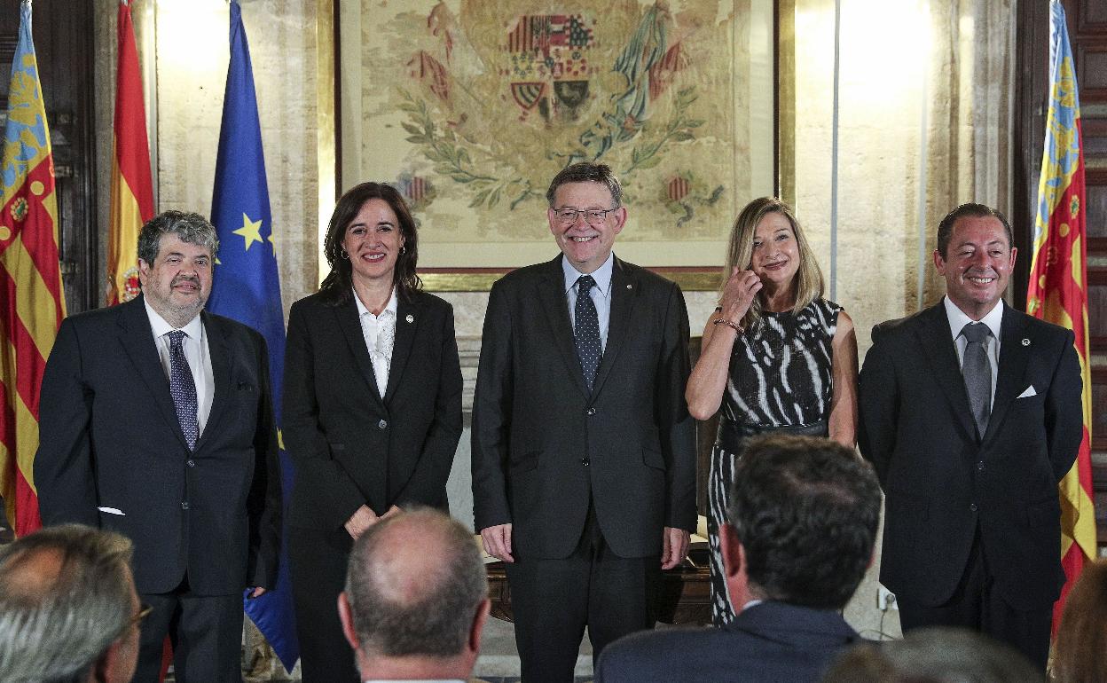 El president Puig, entre Margarita Soler y Mª Carmen Pérez. 