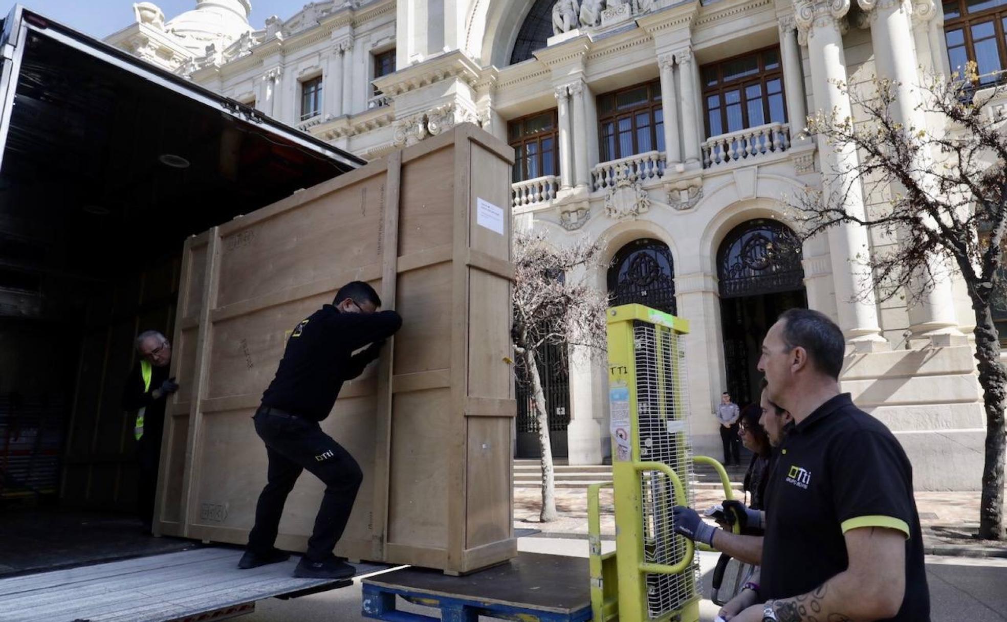 La recepción de las obras de la colección Lladró en el edificio de Correos de Valencia. 