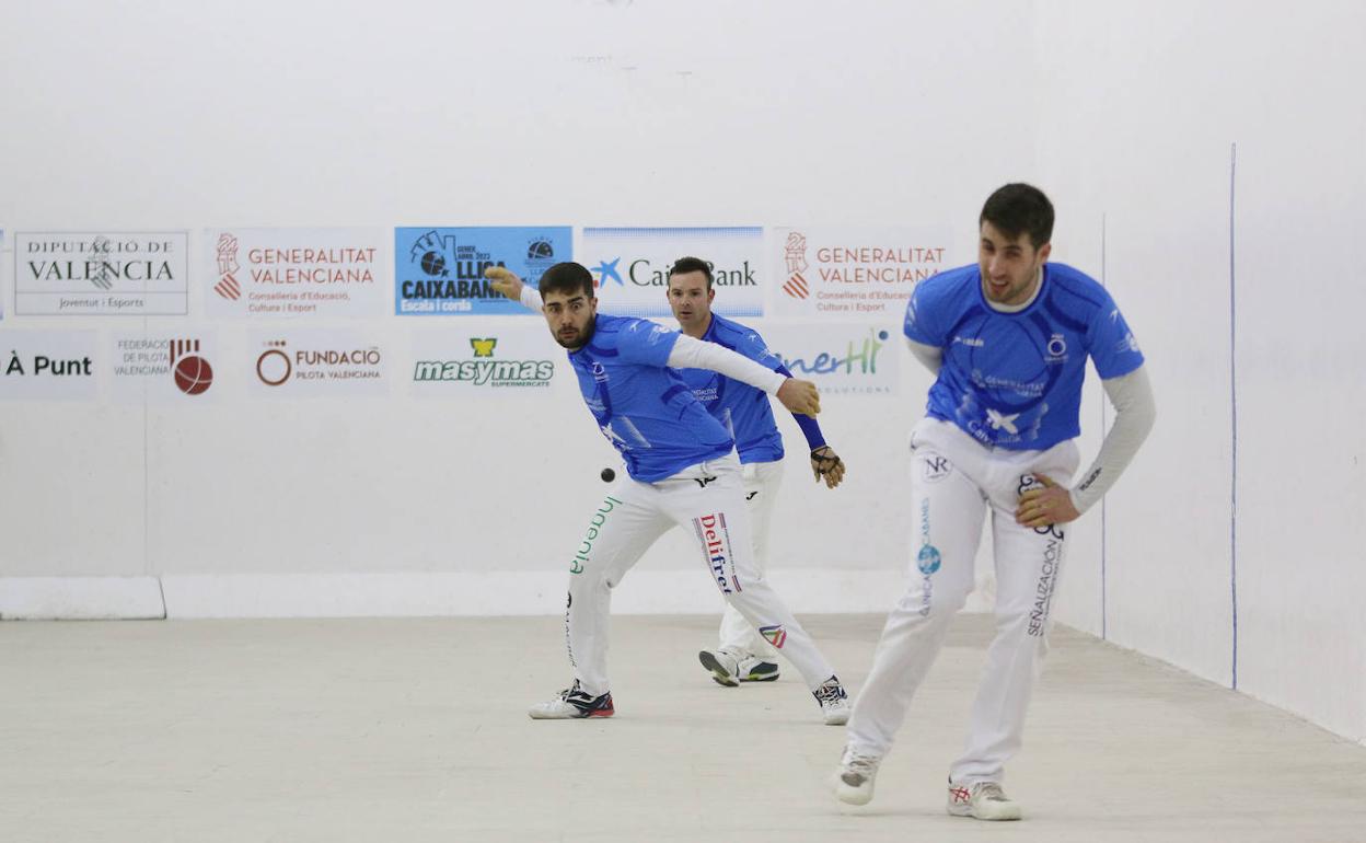 Francés se prepara para golpear en una partida de la Lliga. 