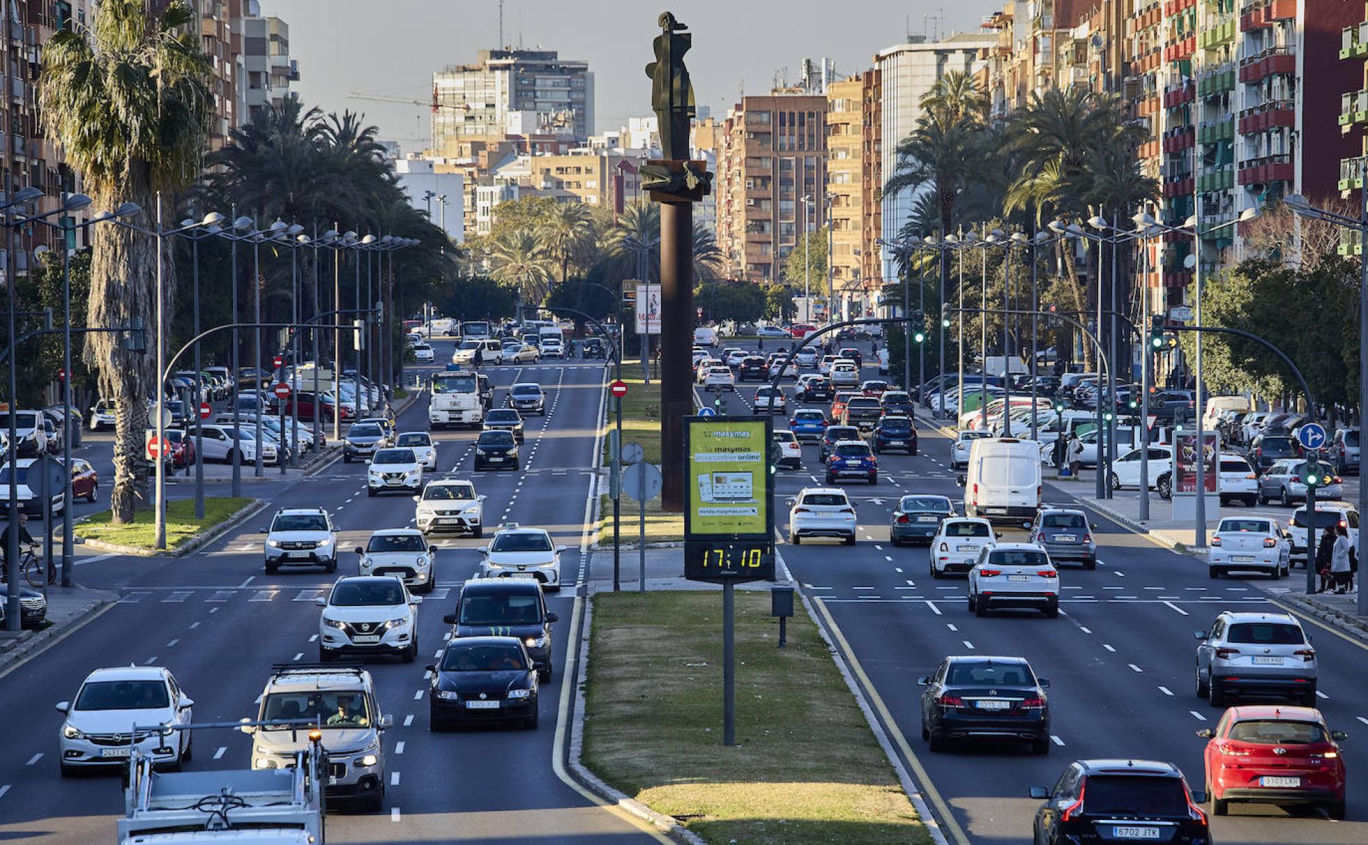 Circulación de vehículos en la avenida Ausiàs March de Valencia.