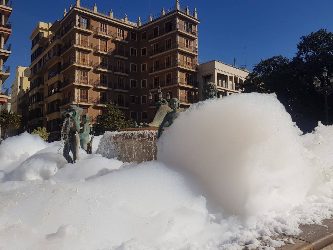 Fotos: Llenan de espuma la fuente de la Plaza de la Virgen