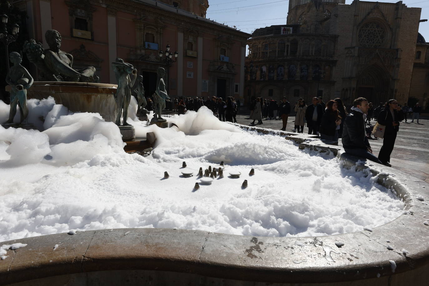 Fotos: Llenan de espuma la fuente de la Plaza de la Virgen