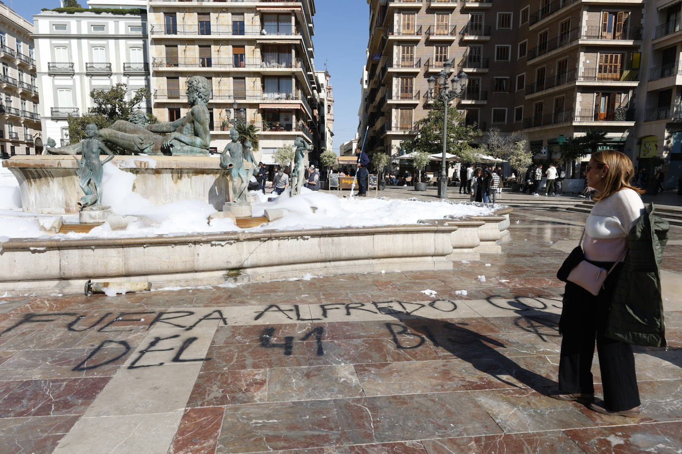 Fotos: Llenan de espuma la fuente de la Plaza de la Virgen