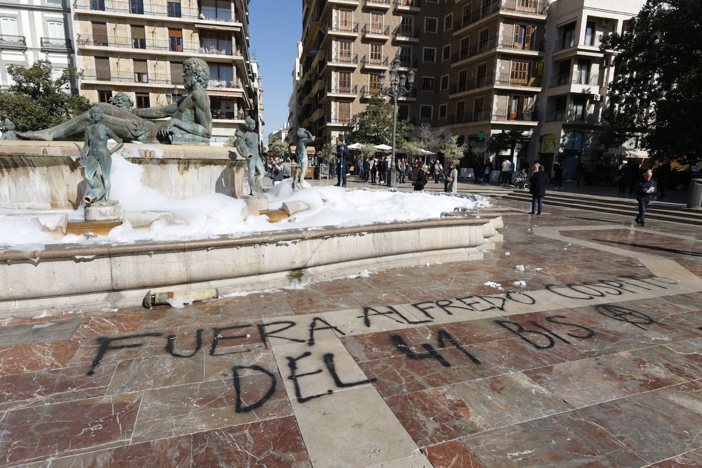 Fotos: Llenan de espuma la fuente de la Plaza de la Virgen