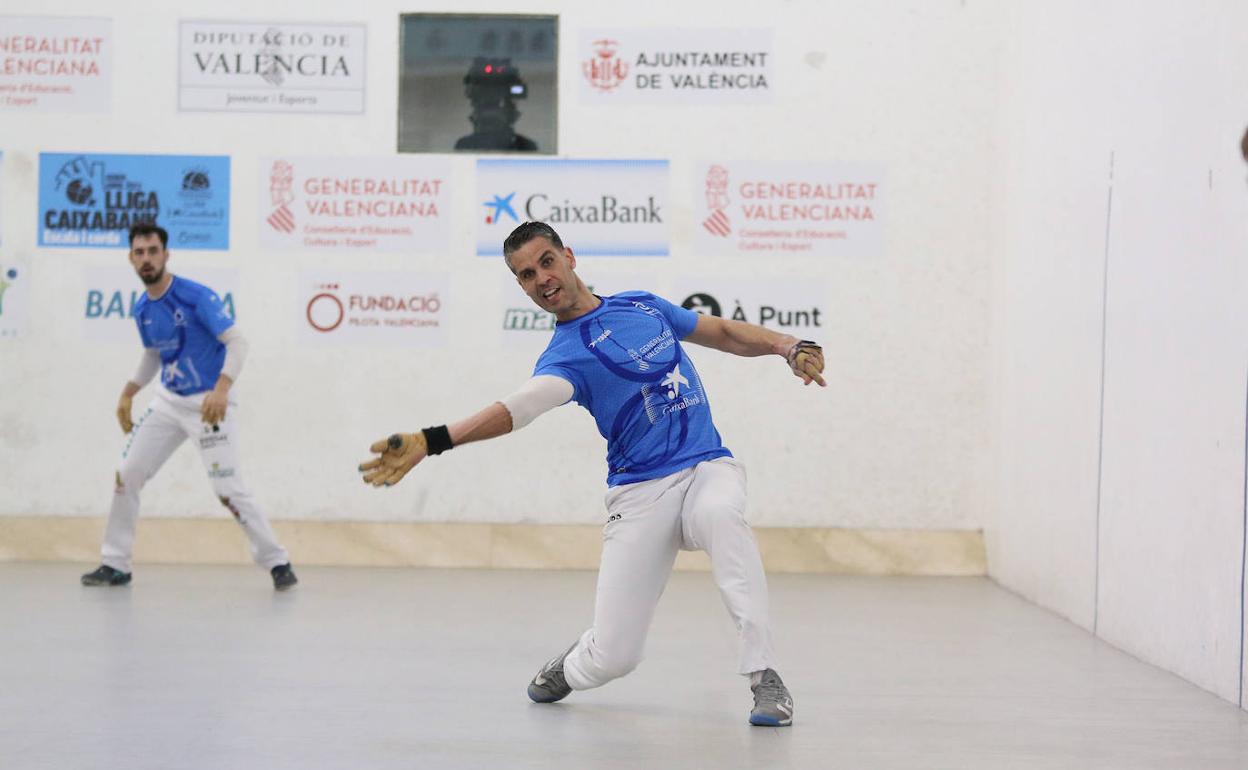 Javi, durante la partida de este sábado en Pelayo. 