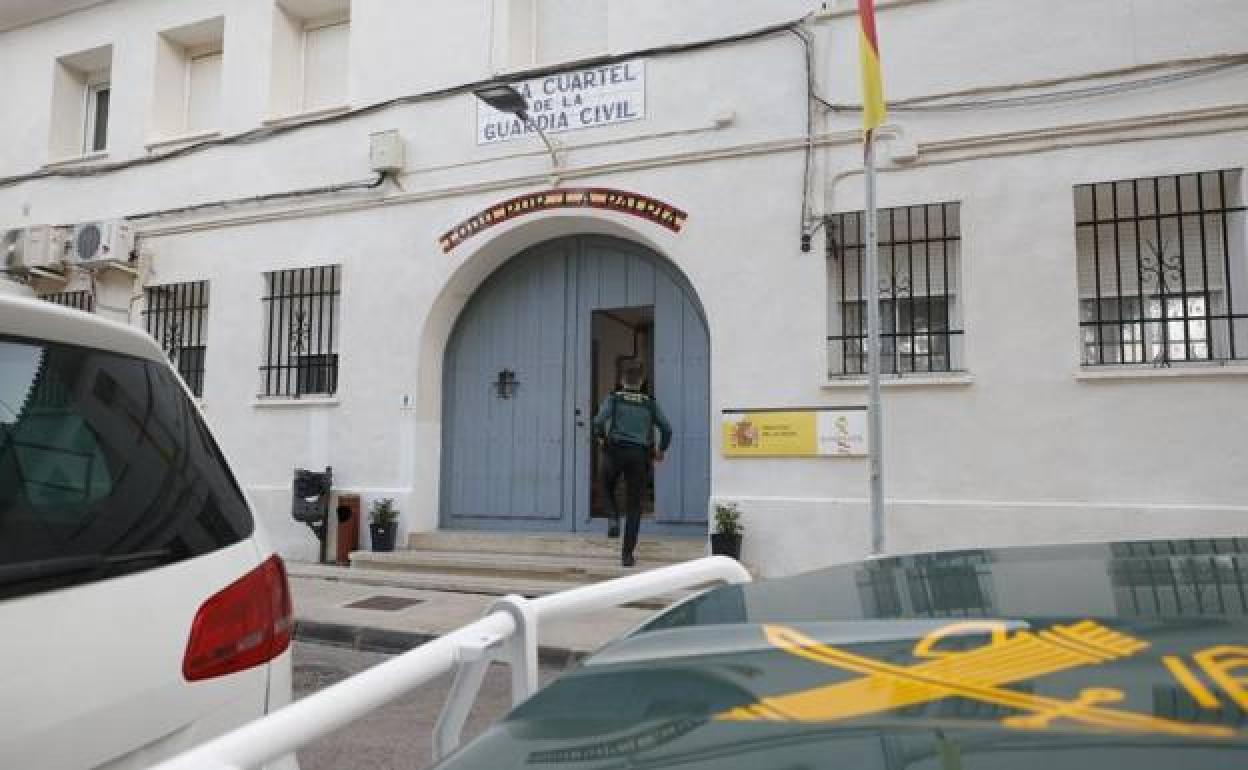 Un guardia civil entra en el cuartel de la Vall d'Uixó. 