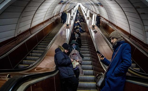 Vecinos de Kiev se refugian en una estación de metro durante una alarma de ataque aéreo en la capital ucraniana el pasado día 10 de febrero.