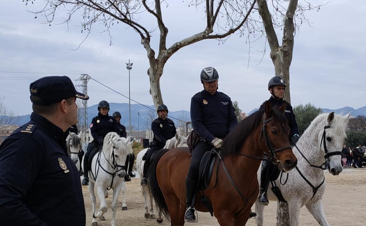 Despliegue de Policía Nacional en Gandia que presenta sus equipos para hacer frente a emergencias