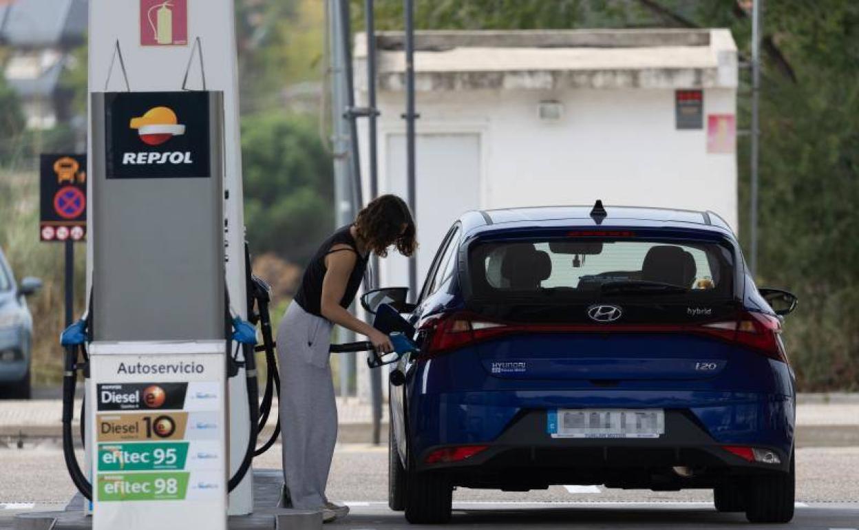 Ahorro de gasolina: días más baratos | Los mejores días y horas para poner gasolina, según la OCU