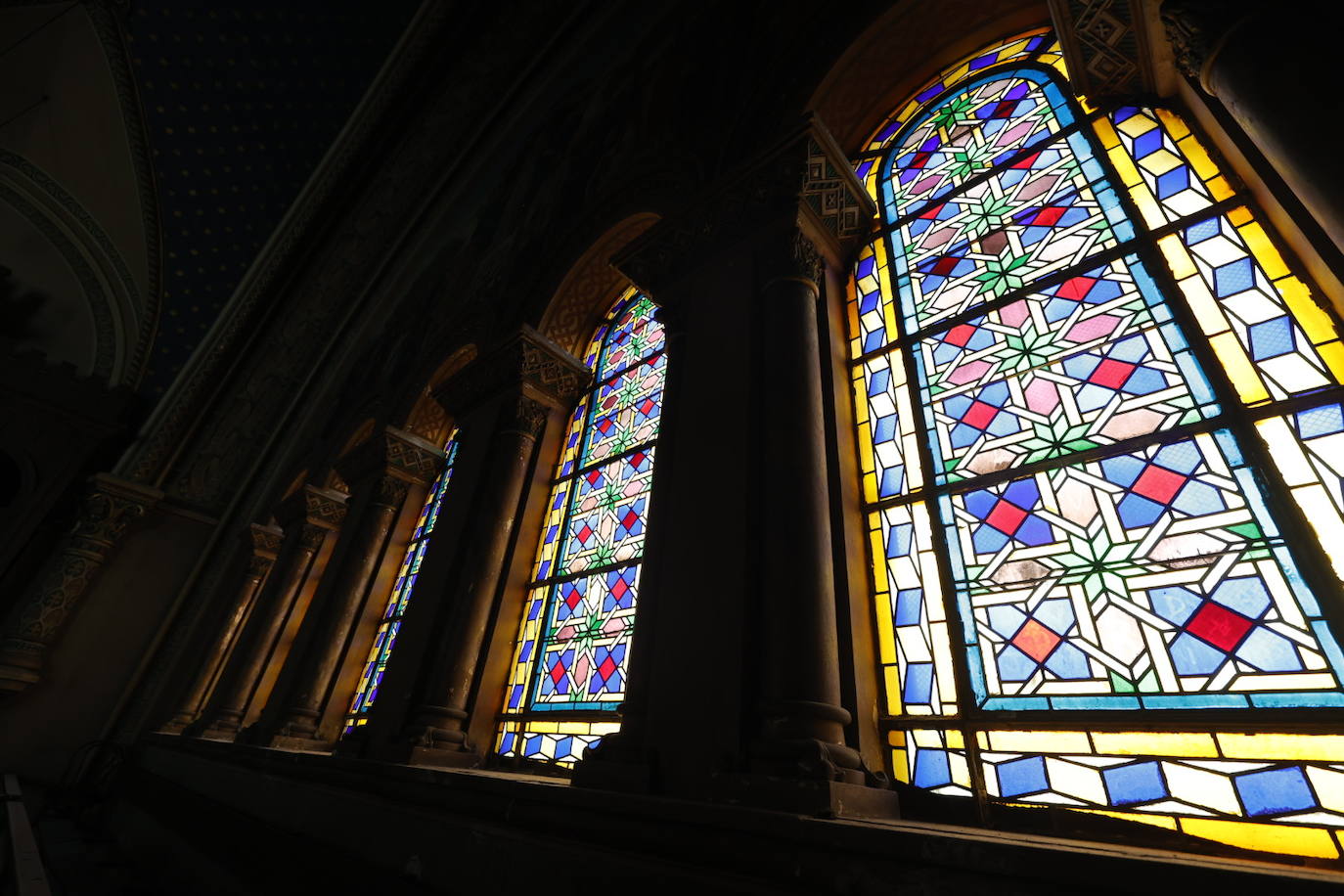 Fotos: Así es la vidriera más grande de Valencia, en la Iglesia de Jesuitas