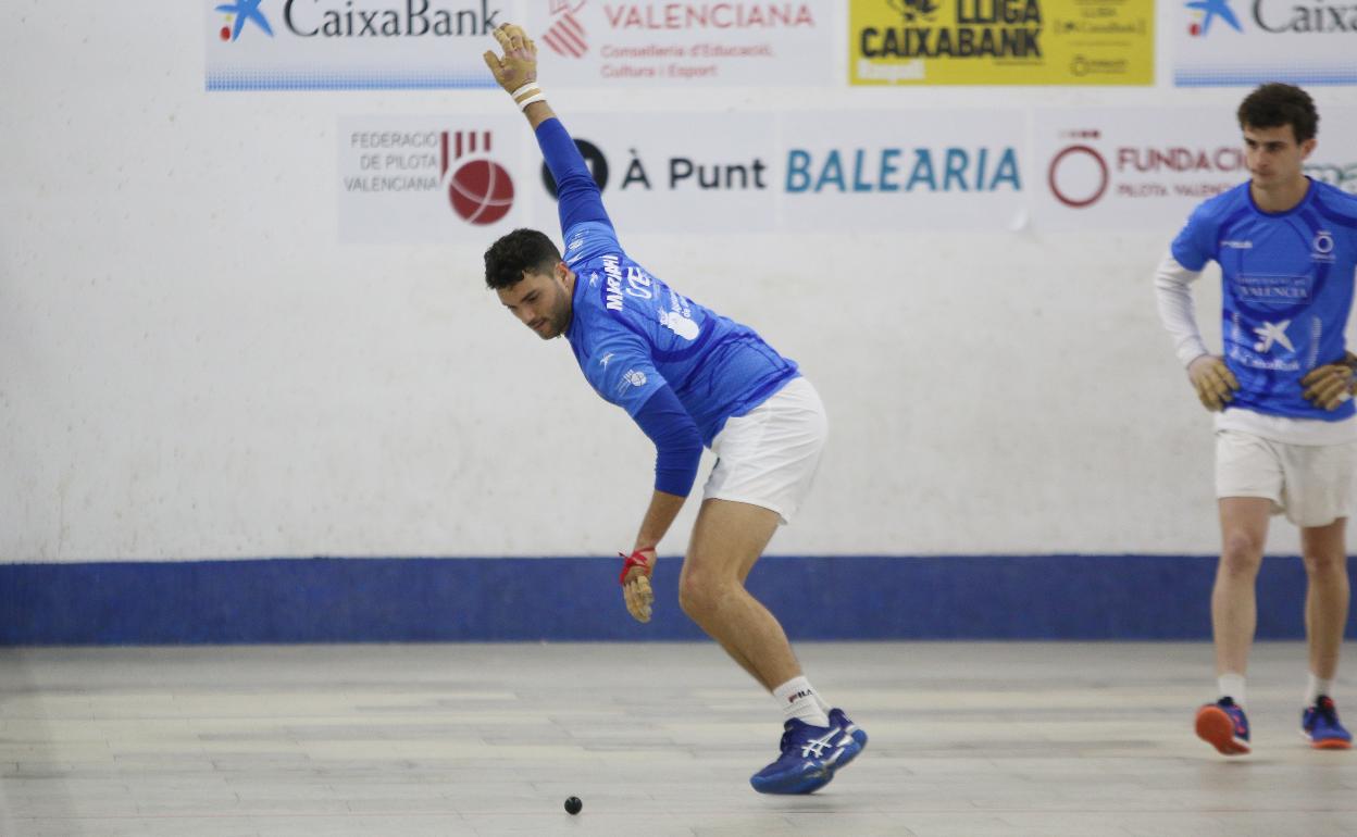 Marrahí, en el momento en el que va a golpear la pelota. 