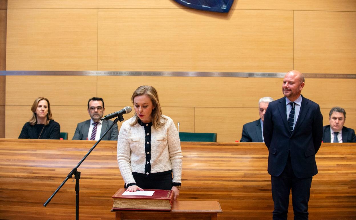 Momento en el que Natalia Enguix promete su cargo . 