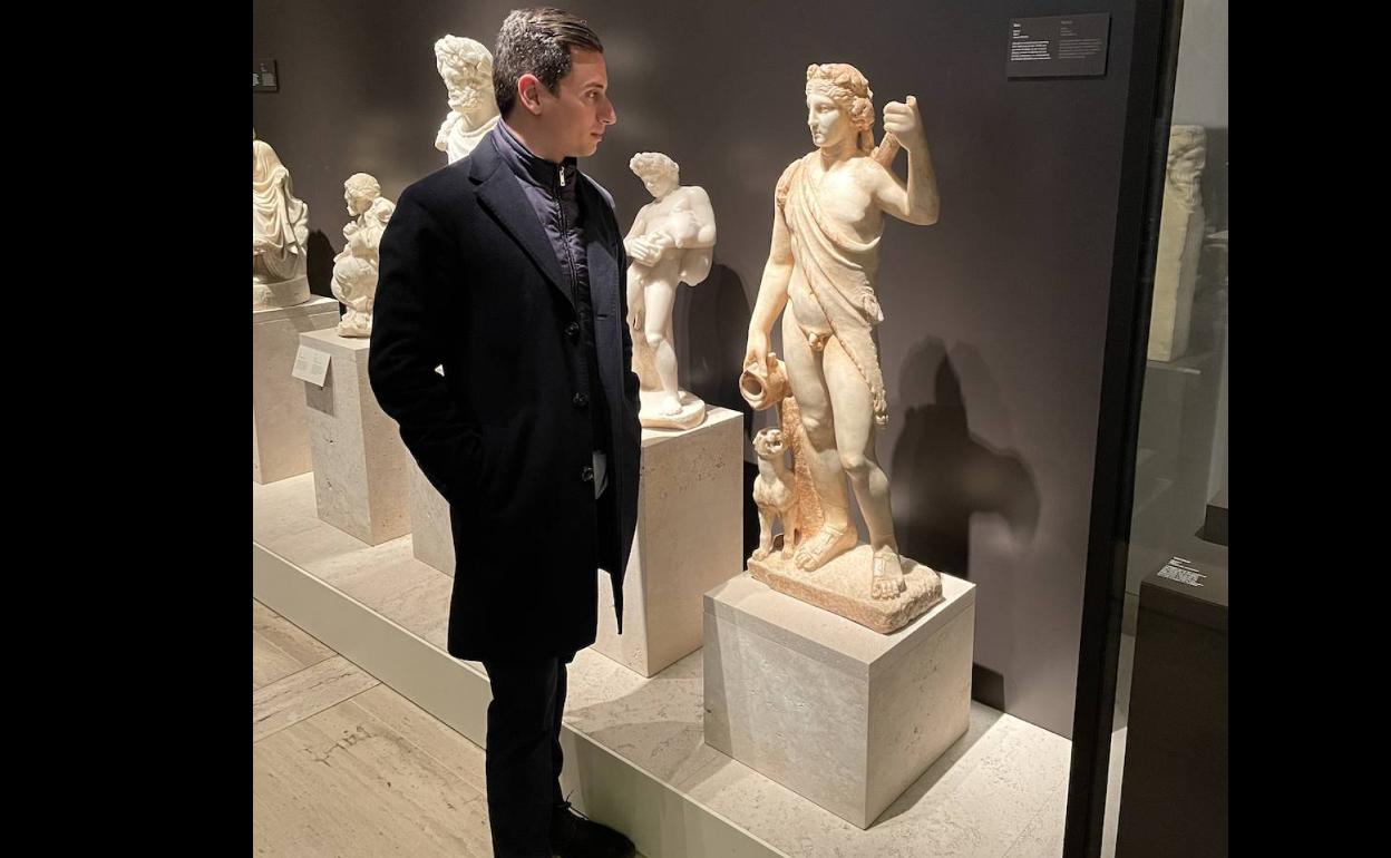 El candidato, frente a la escultura del Baco. 