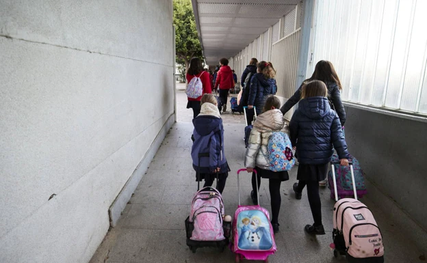 Alumnos entrando en un centro educativo de Valencia en una imagen de archivo. 
