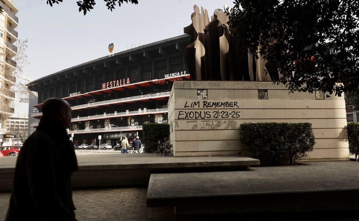 Pintada en el monumento a la Afición, justo delante de las oficinas del Valencia. 