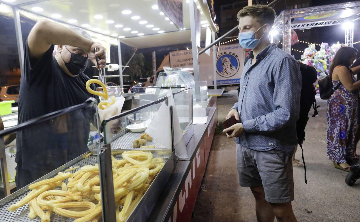 Un puesto de masas fritas, en Valencia durante Fallas. 