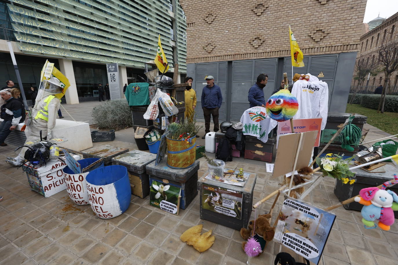 Fotos: Apicultores valencianos protestan con una camionada